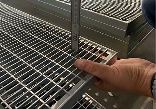 Caractéristiques de la grille en acier verrouillée par pression